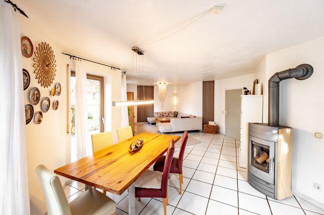 Heller Wohn- und Essbereich mit viel Platz für Familie und Gäste.