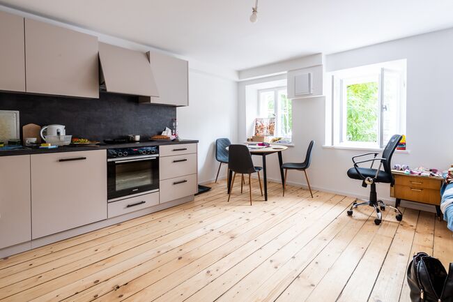 Wohnzimmer mit Küche