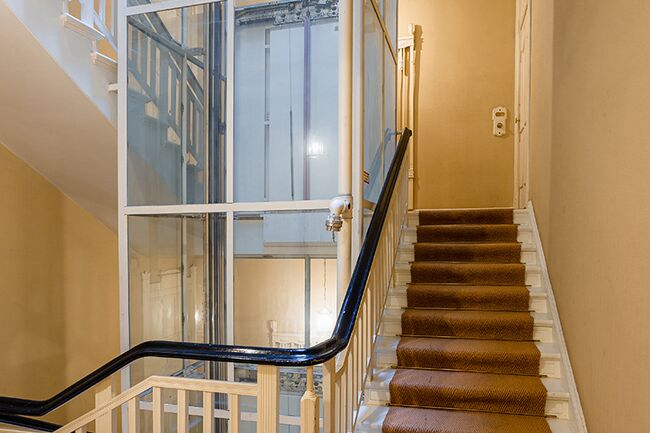 Treppenhaus mit Aufzug