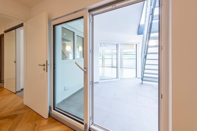 Teilüberdachtes Atrium 